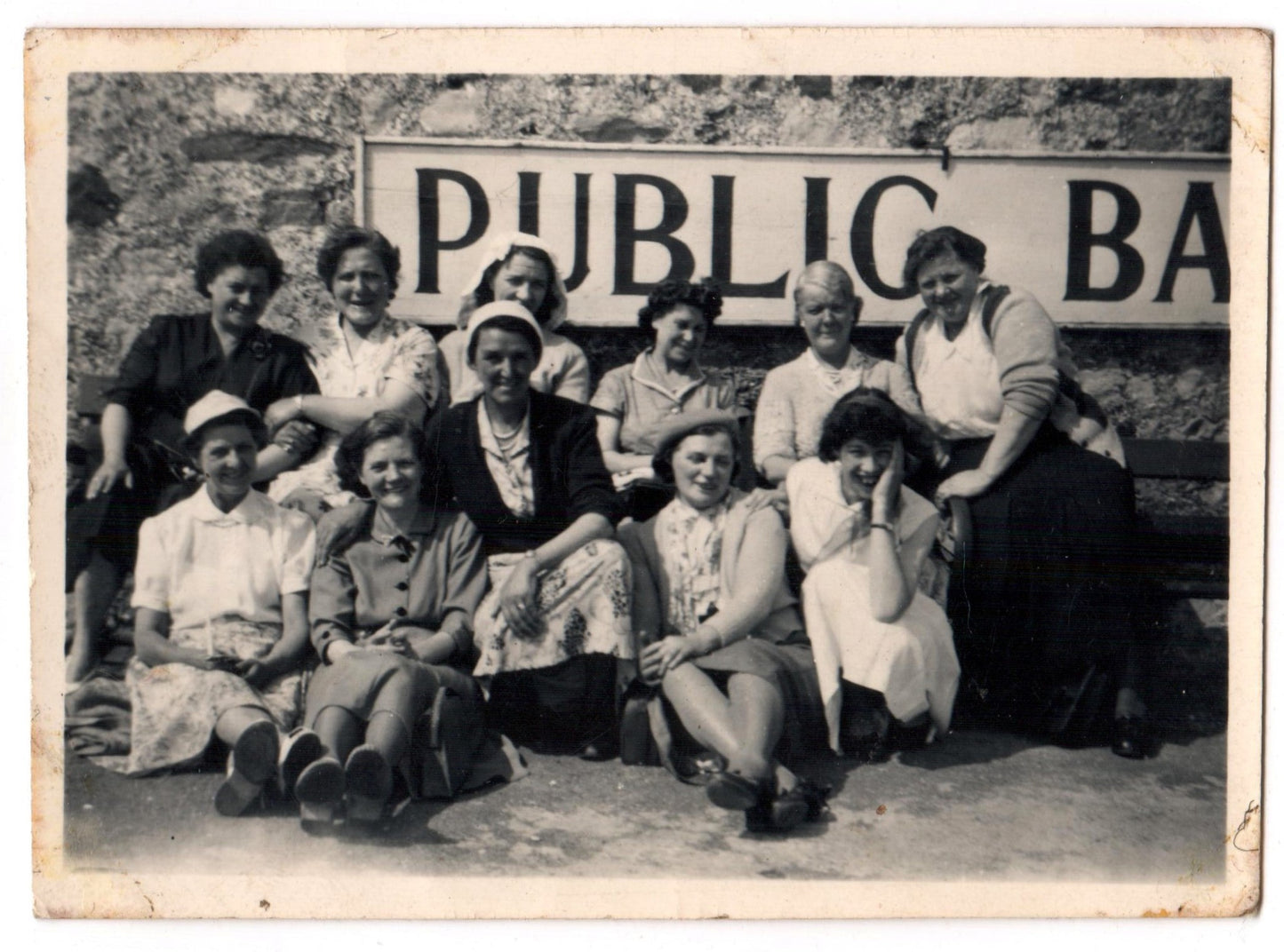 Original Vintage Photo - Group Photo of Friends - Daily Life - United Kingdom