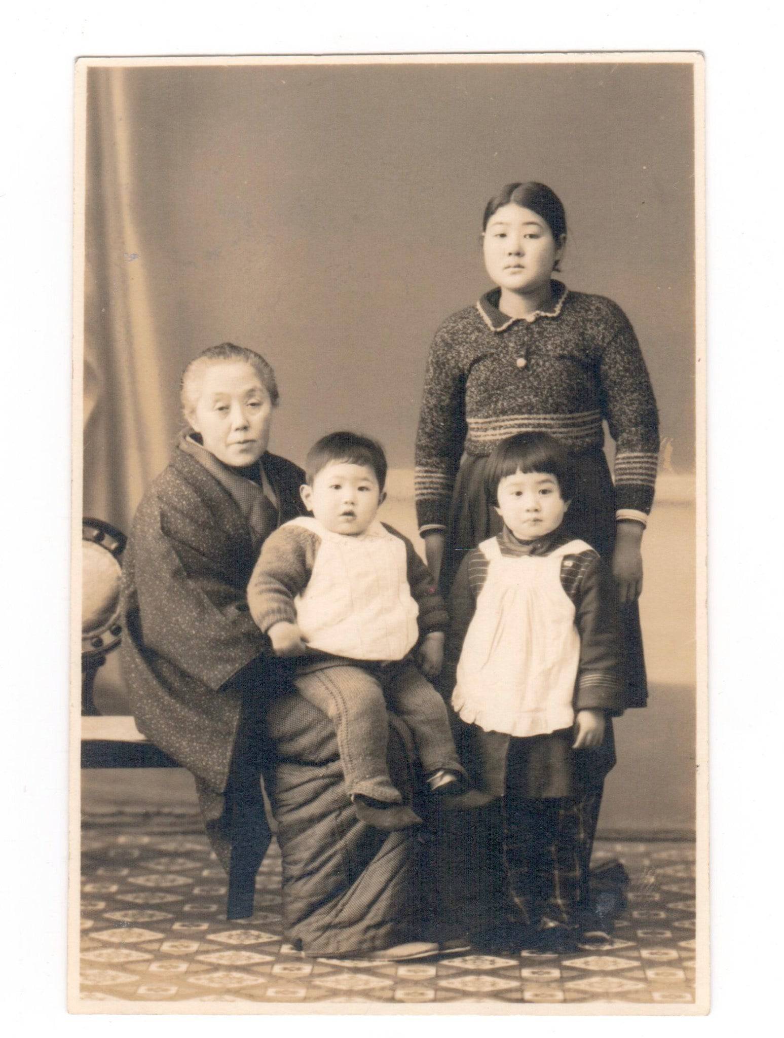 Antique Photo - Photography from Japan - Wen Gonghong - Japanese Family-Children - Dahlströms Fine Art